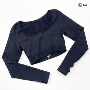 Black ribbed long sleeve crop top